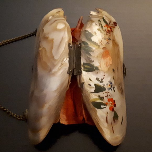 Handmade and Hand Painted Vintage Clam Shell Purse - Picture 9 of 13
